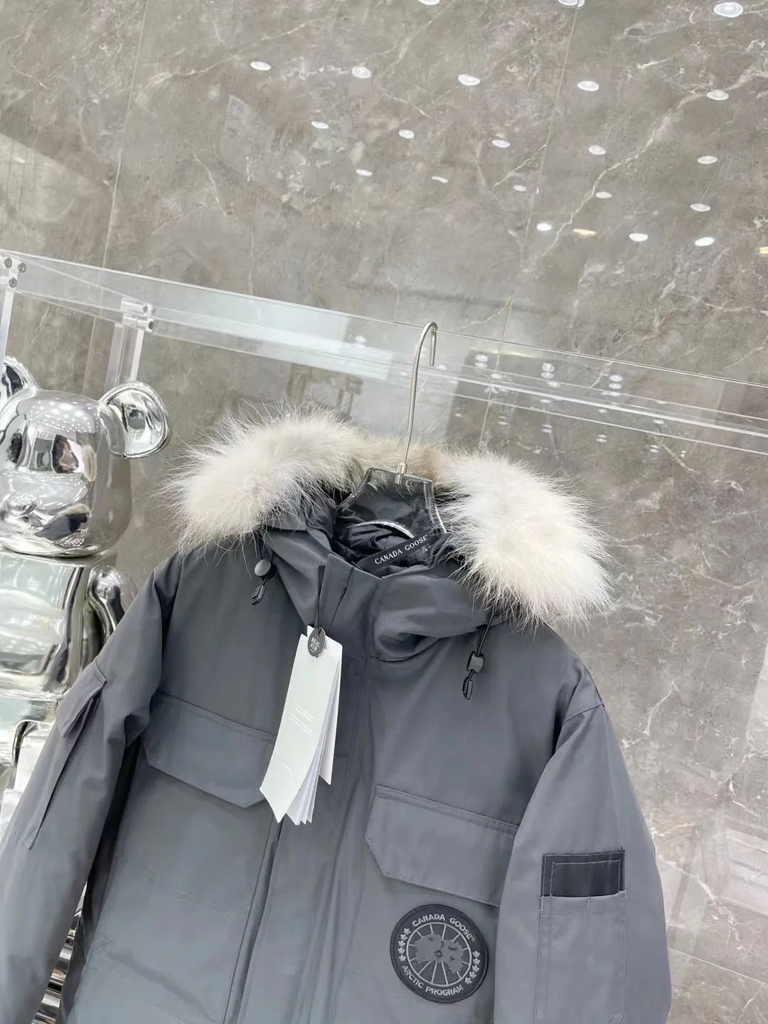 P800 Canada Goose "Canada Goose"🇨🇦 Beichen White / 08 Expedition Parka 4660M Product color: black, off-white, red, sand pink, sky blue, graphite gray, Beichen white, navy blue, sky blue, gray camouflage gray black label Product size: XS, S, M, L, XL, XXL The Expedition was originally a parka designed for scientists at the McMurdo Research Station in Antarctica. Whether your next journey takes you into the frozen urban jungle or across uncharted ice fields, wear Canada Goose's Expedition Parka and get proven results year after year in Antarctica by the National Science Foundation's Center for Polar Research.  Material list: 1⃣ Uses Y-shaped Velcro imported from Taiwan (exclusive in the market) 2⃣ Uses 18-count polyester-cotton blended fabric imported from South Korea (authentic synchronized fabric) 3⃣ National standard 80% white duck down, (zp uses 80% white duck down/90% of all boasts are fake) 4⃣ Western Canadian coyote hair (non-market dyed fox hair filled with wolf hair) Material analysis characteristics: 1⃣ The original/polyester-cotton fabric has a high polyester fiber content, and the polyester-cotton fabric has high heat and light resistance and good stability. It has bright colors, high fiber strength, durability, light resistance, heat resistance, and straightness. 2⃣ As we all know, the original version uses 80% white duck down. The fill power refers to the cubic inches of volume occupied by each ounce (30 grams) of down under certain conditions. If one ounce of down occupies 500 cubic inches, the fill power of the down is 500. So we can simply understand it as: fill power is the volume of down, and the volume of down is fill power. The higher the fill power of down, it means that under the same filling amount, down can fix a larger volume of air layer to keep warm and insulate, so the warmth retention of down is better. 3⃣ Western Canadian coyote hair, "large range of selected neck hair" is soft and fluffy, each wolf hair is 60-63 long / 14-16 wide at the peak, this width + preferred parts. It is basically unmatched by the same industry